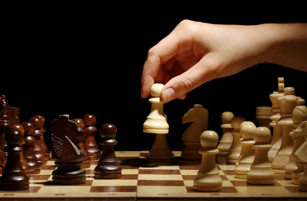 Scacchiera con pezzi di scacchi isolati su nero — Foto Stock