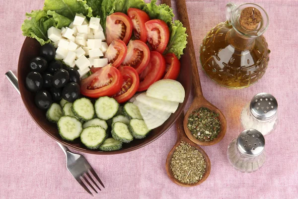 Salată grecească gustoasă cu condimente pe fundal alb din lemn aproape — Fotografie, imagine de stoc