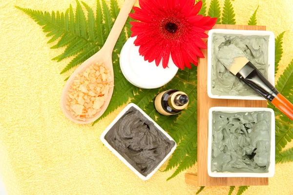 Kosmetik-Ton für Wellness-Behandlungen auf gelbem Hintergrund Nahaufnahme — Stockfoto