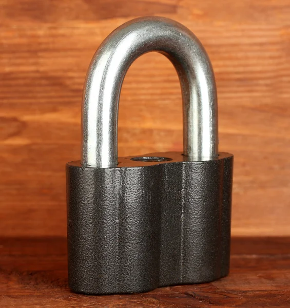 Old padlock on wooden background close-up — Stock Photo, Image