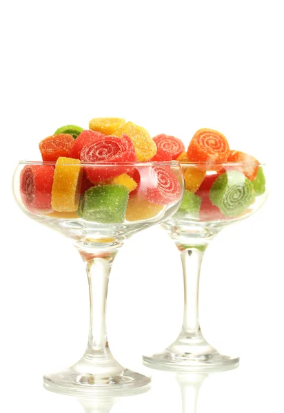 Bonbons gelée colorée dans dans des verres à cocktail isolés sur blanc — Photo