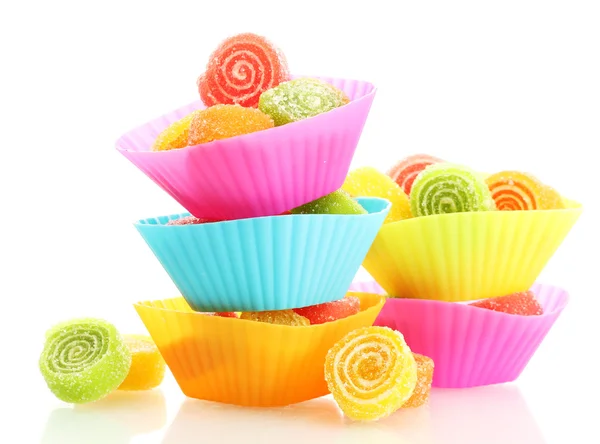 Süße Gelee-Bonbons in Tasse Kuchen Hüllen isoliert auf weiß — Stockfoto