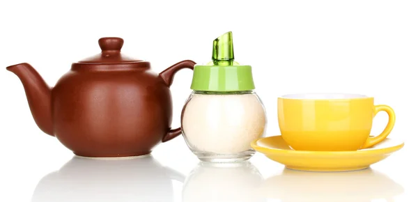Gelbe Tasse mit Untertasse und Teekanne isoliert auf weiß — Stockfoto