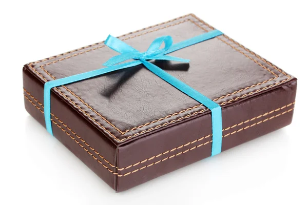 Bruine doos met lint geïsoleerd op wit — Stockfoto