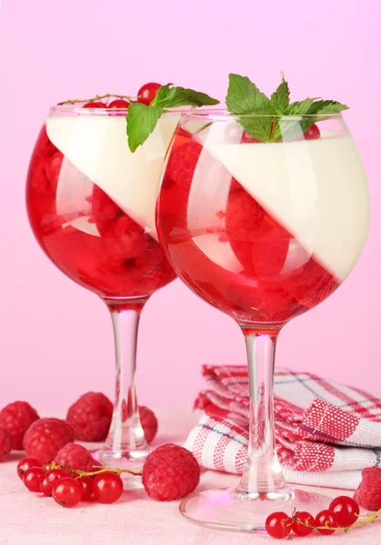 Ovocné želé s ovocem v brýlích na růžovém pozadí — Stock fotografie