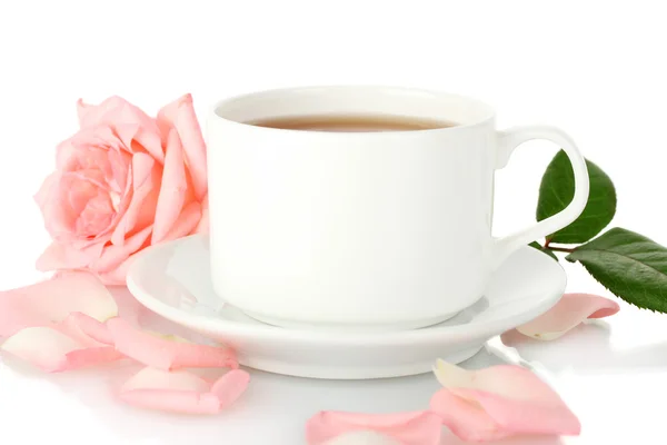 Taza de té con rosa aislada en blanco — Foto de Stock
