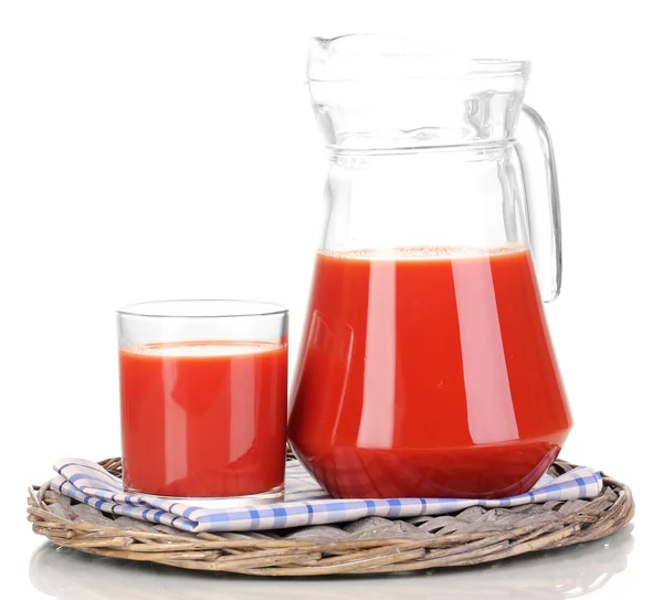 Jugo de tomate en jarra y vaso sobre estera de mimbre aislada sobre blanco —  Fotos de Stock