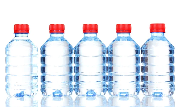Пластиковые бутылки воды, изолированные на белом — стоковое фото
