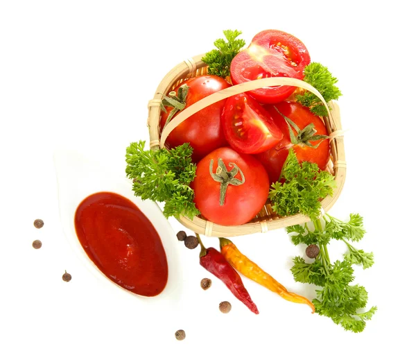 Натюрморт помідори кетчуп і трави ізольовані на білому — стокове фото