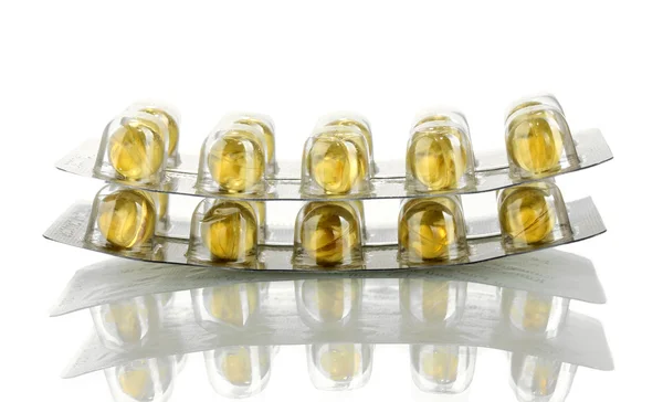 Plaquette thermoformée avec pastilles jaunes d'huile de poisson isolées sur gros plan blanc — Photo