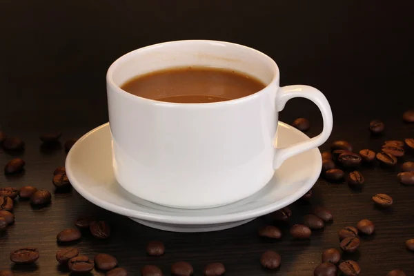 Taza de café sobre mesa de madera sobre fondo marrón —  Fotos de Stock