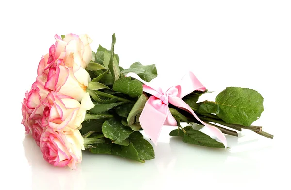 Schöner Strauß rosa Rosen isoliert auf weißem Grund — Stockfoto