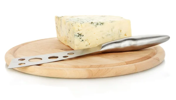 Сыр с плесенью и ножом на разделочной доске изолированы на белом фоне — стоковое фото