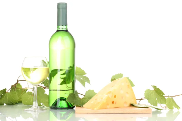 Flaska bra vin med vinglas och ost isolerad på vit — Stockfoto