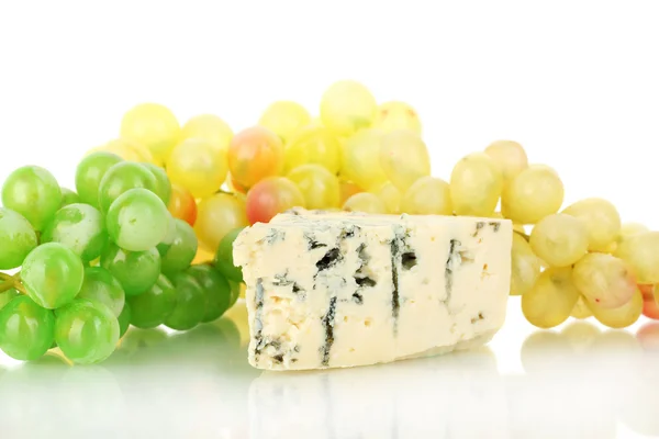 Käse mit Schimmel und Trauben auf weißem Hintergrund Nahaufnahme — Stockfoto