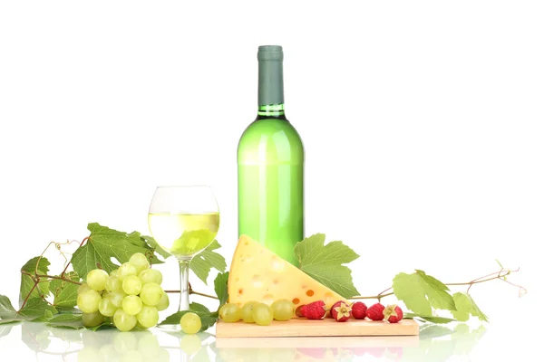 Пляшка чудового вина з келихом і сиром ізольовані на білому — стокове фото