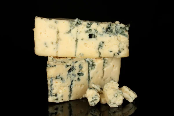 Käse mit Schimmel isoliert auf schwarzem Hintergrund Nahaufnahme — Stockfoto