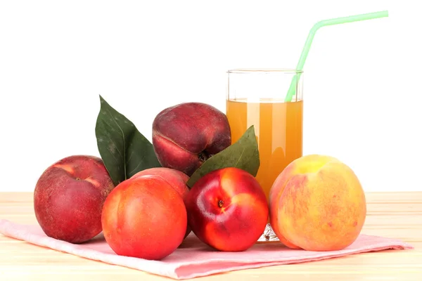 成熟的桃子和白色背景上的木桌上的果汁 — 图库照片