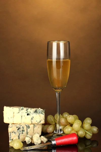 チーズの金型と茶色の背景のクローズ アップのワインのゴブレット — ストック写真