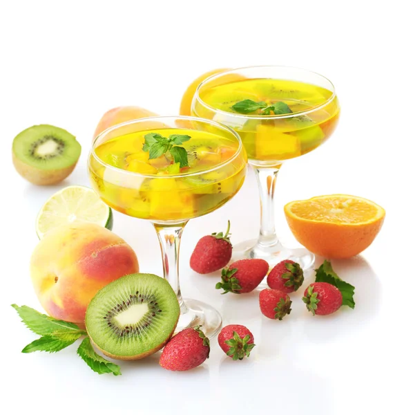 Pugno in bicchieri con frutta, isolato su bianco — Foto Stock