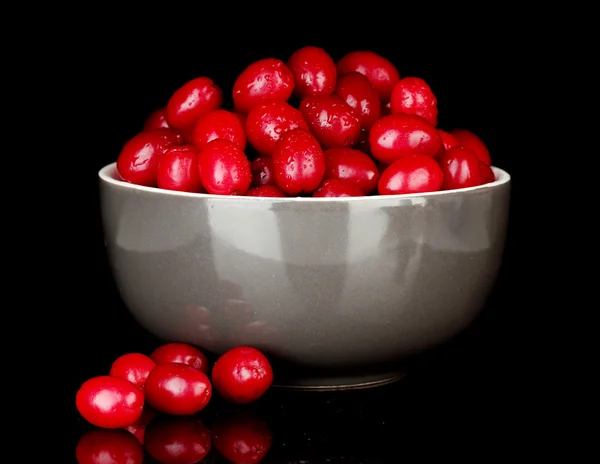 Cornel świeże jagody w miska na białym tle — Zdjęcie stockowe