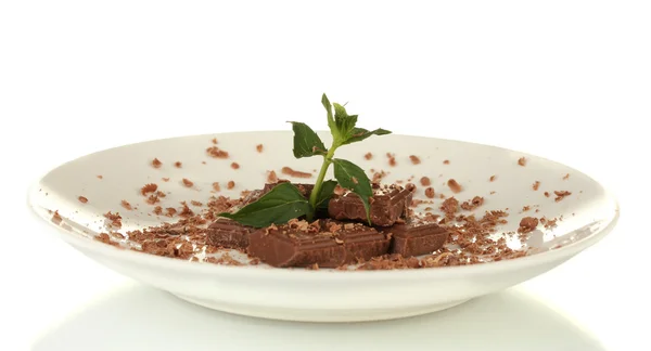 Κομμάτια σοκολάτα και μέντα στο πιάτο απομονωθεί σε λευκό — Φωτογραφία Αρχείου