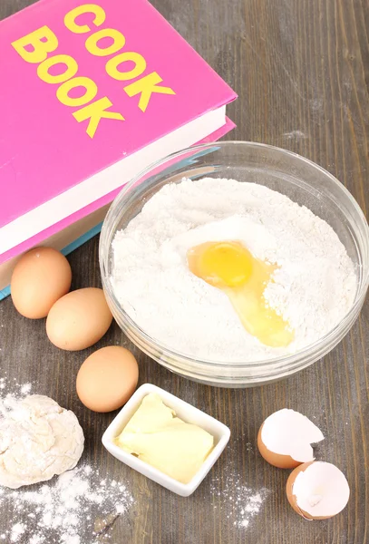 Huevos, harina y mantequilla de cerca en la mesa de madera —  Fotos de Stock