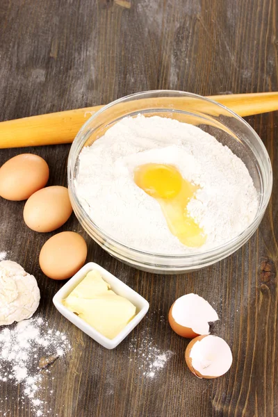 Eier, Mehl und Butter in Großaufnahme auf Holztisch — Stockfoto
