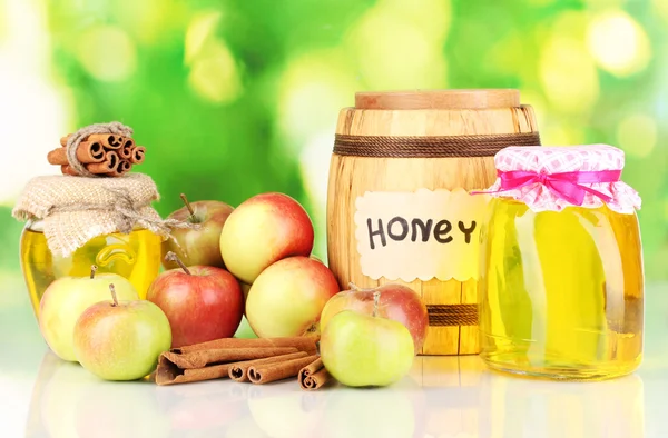 Med a jablka se skořicí na přírodní pozadí — Stock fotografie