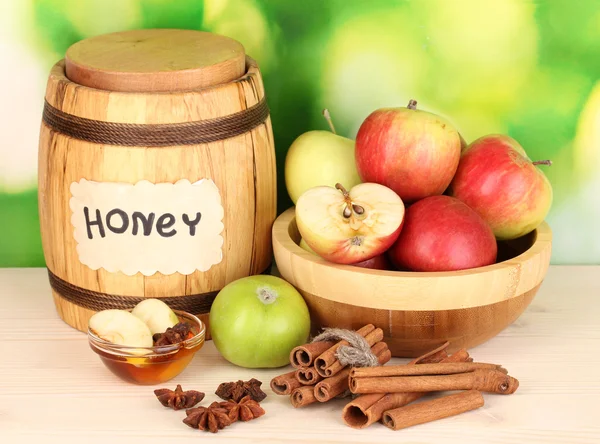 Honig und Äpfel mit Zimt auf Holztisch vor natürlichem Hintergrund — Stockfoto