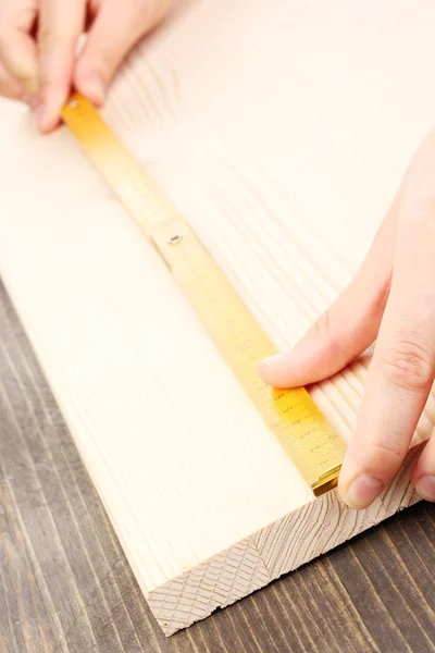 Meten van houten plank close-up — Stockfoto