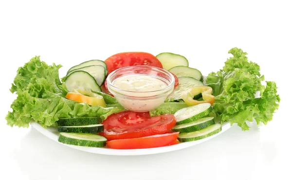 Ψιλοκομμένο λαχανικά και σάλτσα στο πιάτο που απομονώνονται σε λευκό — Φωτογραφία Αρχείου