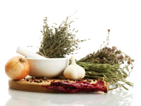 モルタルや野菜、白の isolatrd で乾燥したハーブ — ストック写真