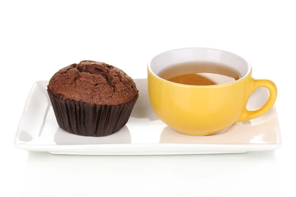 Färska muffin med te isolerad på vit — Stockfoto