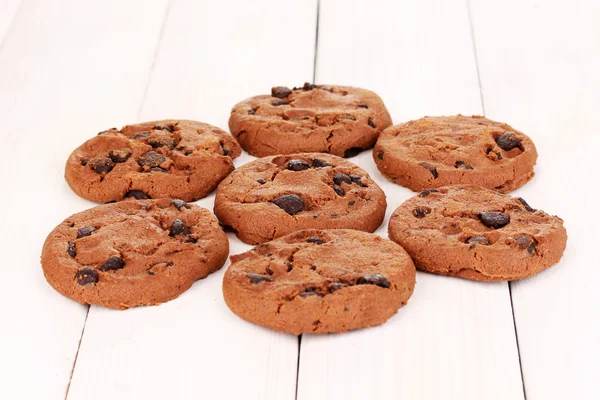 Печиво з шоколадними чіпсами на дерев'яному фоні — стокове фото