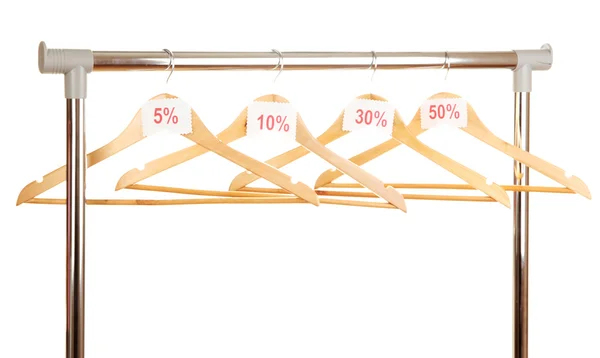 Деревянные вешалки для одежды как символ продажи, изолированный на белом — стоковое фото