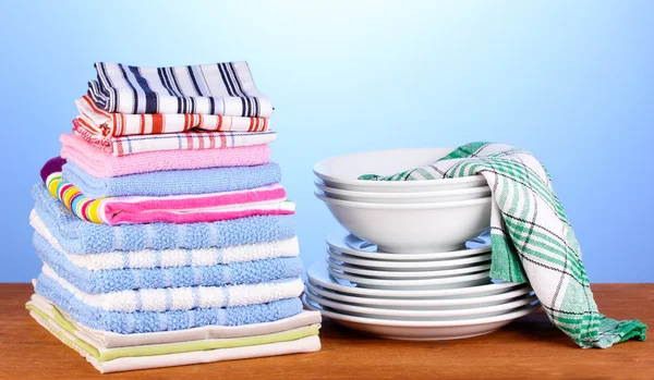 Ręczniki kuchenne z kuchni na niebieskim tle z bliska — Zdjęcie stockowe