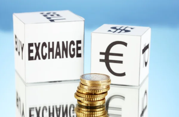 Forex. munteenheid in de witte dobbelstenen op blauwe achtergrond — Stockfoto