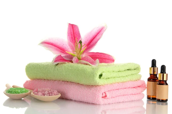 Ręczniki z piękne różowe lilia, zapach oleju i morze soli na białym tle na biały — Zdjęcie stockowe