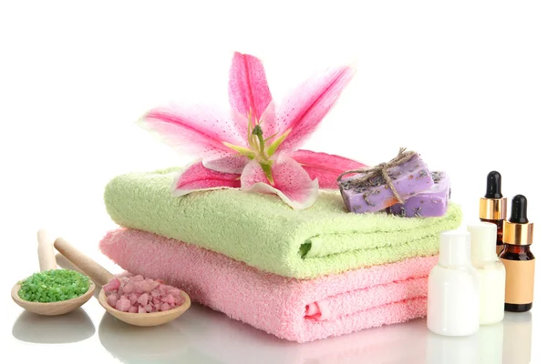 Handtücher mit Lilie, Aromaöl, Seife und Meersalz isoliert auf weiß — Stockfoto