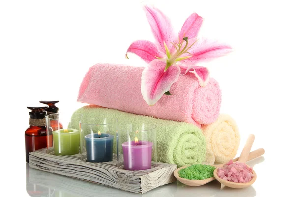 Handtücher mit Lilie, Aromaöl, Kerzen und Meersalz isoliert auf weiß — Stockfoto