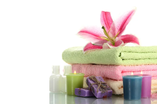 Handdoeken met lily, aroma-olie, kaarsen en zeep geïsoleerd op wit — Stockfoto