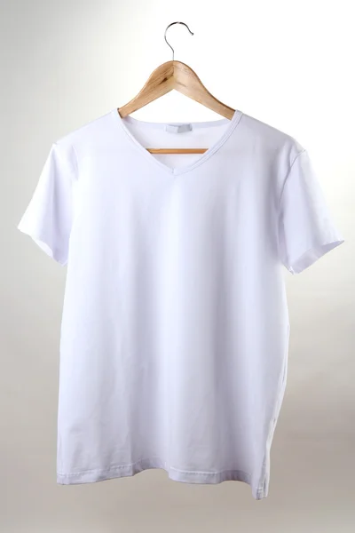 Vit t-shirt på galge isolerad på vit — Stockfoto