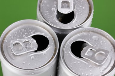 su ile alüminyum kutular üzerinde yeşil arka plan damla