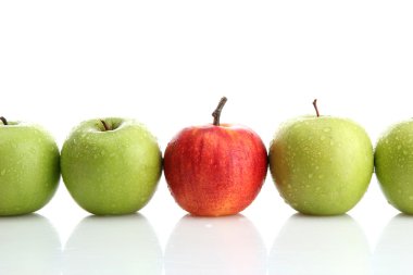 Olgun yeşil elma ve üzerinde beyaz izole bir Kırmızı elma