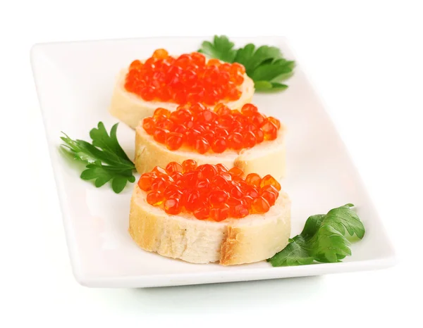 Caviar vermelho no pão na placa branca isolada no branco — Fotografia de Stock