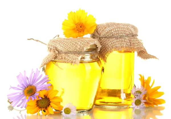 पांढरा वर वेगळे jars आणि फुलांमध्ये गोड मध — स्टॉक फोटो, इमेज