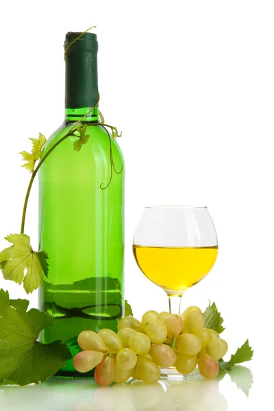 Bottiglia, bicchiere di vino e uve mature isolate su bianco — Foto Stock