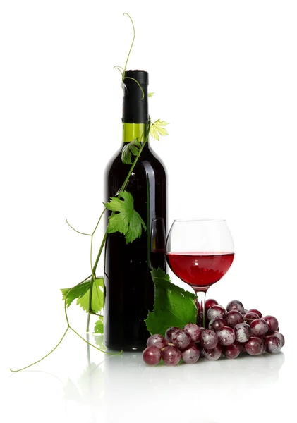 Bouteille, verre de vin et raisins mûrs isolé sur blanc — Photo