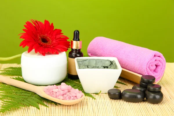 Cosmetic clay for spa treatments on green background close-up — Stock Photo, Image